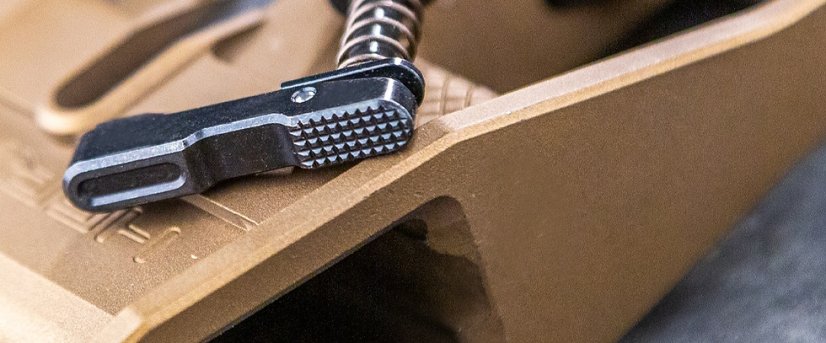 Hera Arms oboustranný záchyt zásobníku